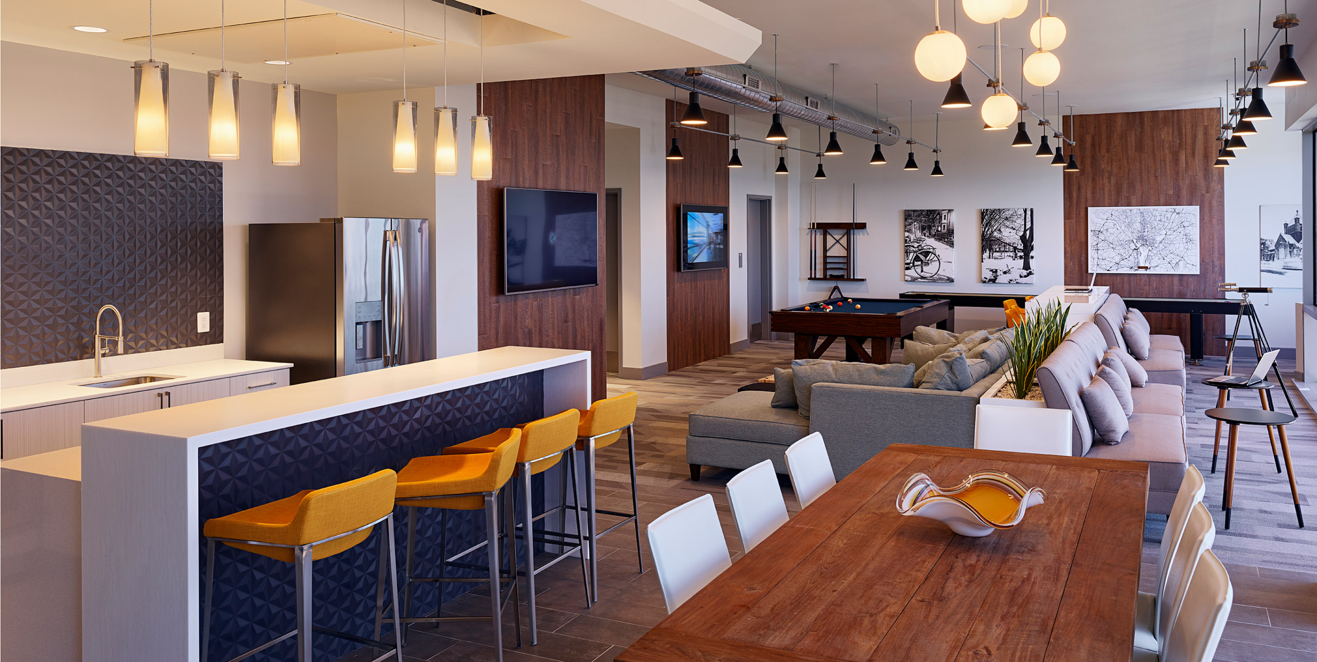 Oxford at Oxon Hill lounge and bar area